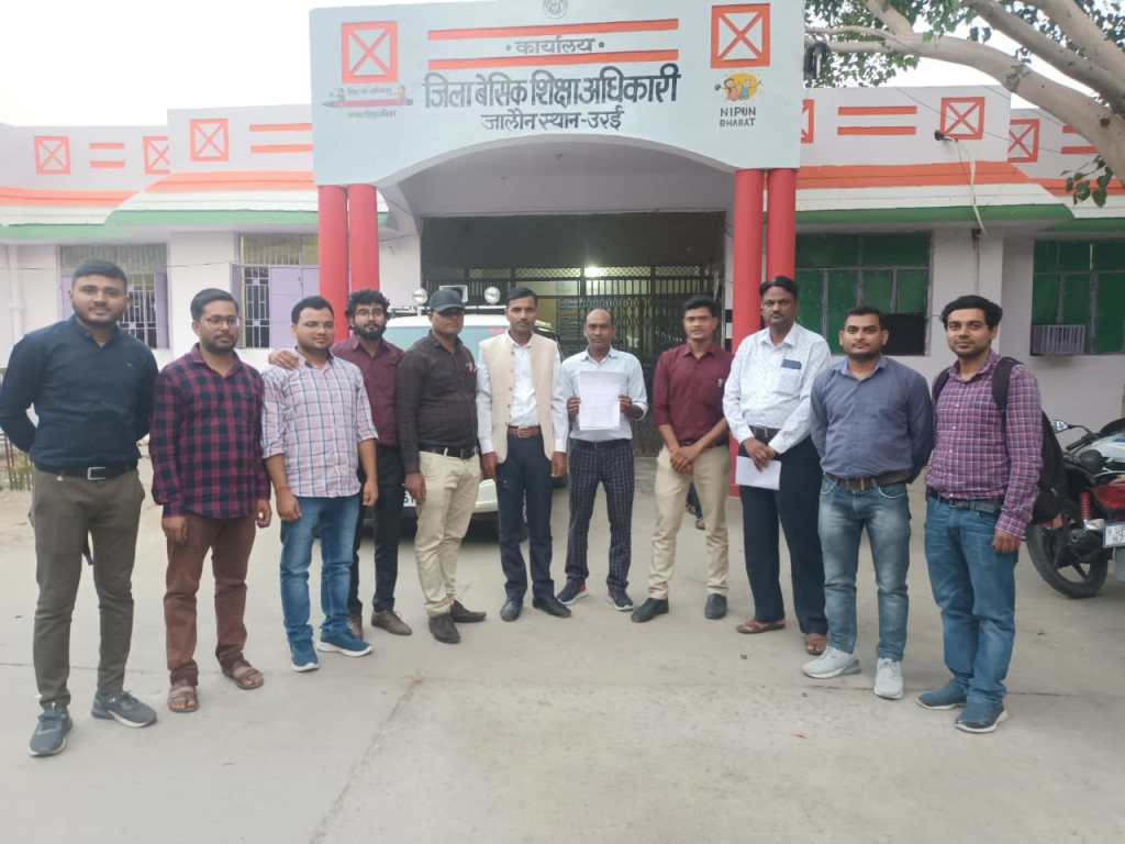 शिक्षकों का प्रतिनिधिमंडल बीएसए से मिला, ज्ञापन&nbsp;सौंपा