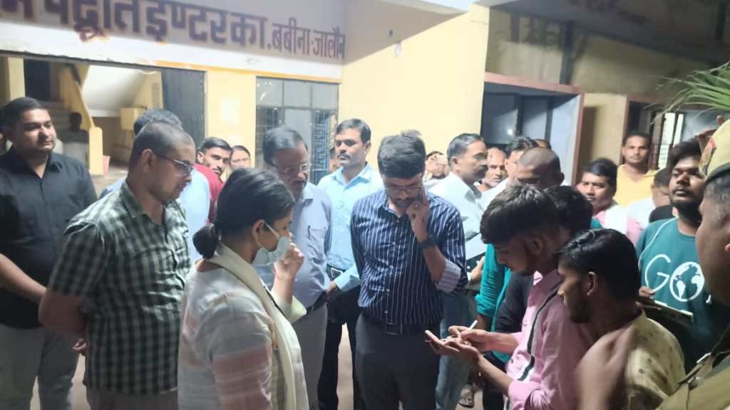 समाज कल्याण के विद्यालय का नहीं पुरसाहाल , बच्चों को खराब भोजन और गन्दगी का आलम देख भड़की जिलाधिकारी  