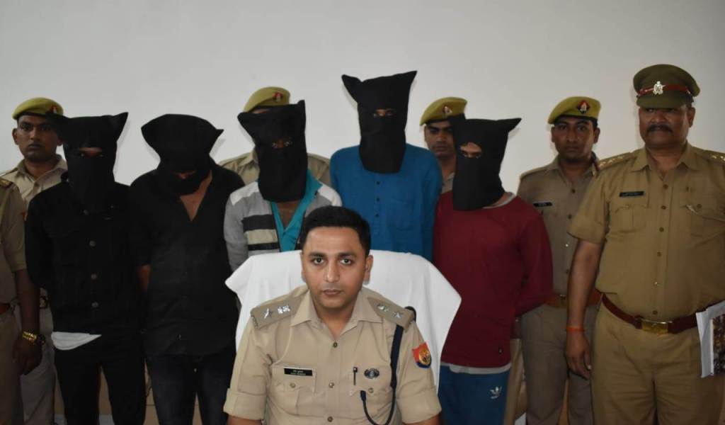 धनतेरस के दिन जालौन में हुआ दुकानदार के ब्लाइंड मर्डर का खुलासा, पांच गिरफ्तार, केवल 15 हजार के लिये चली गयी दुकानदार की&nbsp;जान