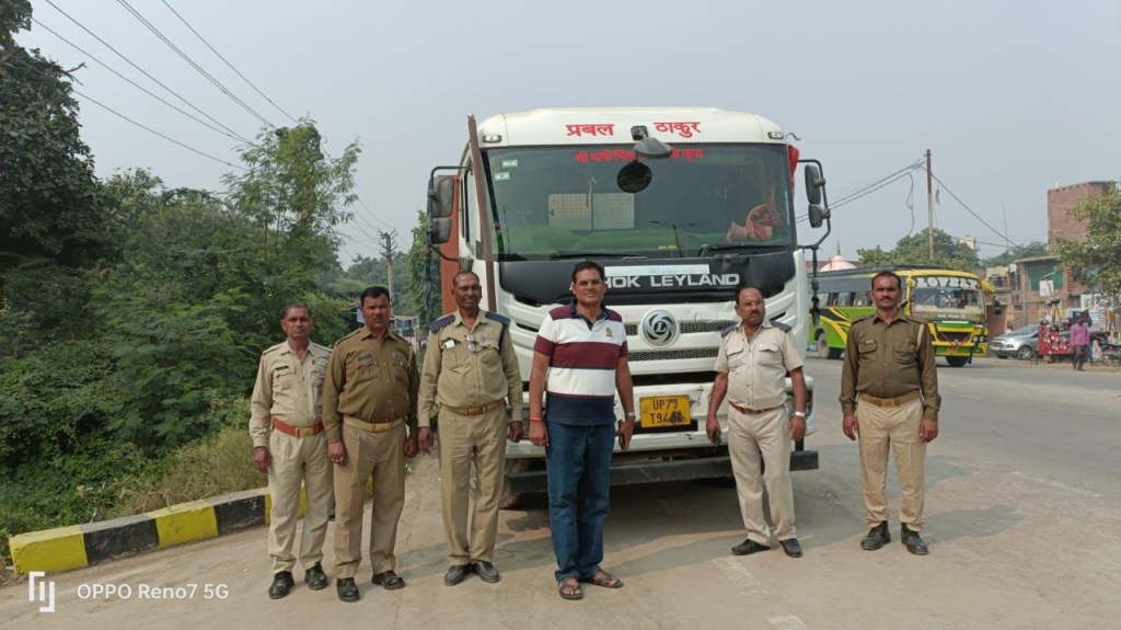 एआरटीओ ने चेकिंग में २ ओवरलोड ट्रक व एक बस को खड़ा&nbsp;कराया