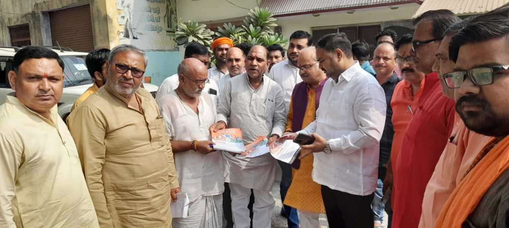 विधायक और भाजपा जिला अध्यक्ष वोट बढ़ाने के लिये द्वार-द्वार&nbsp;घूमे