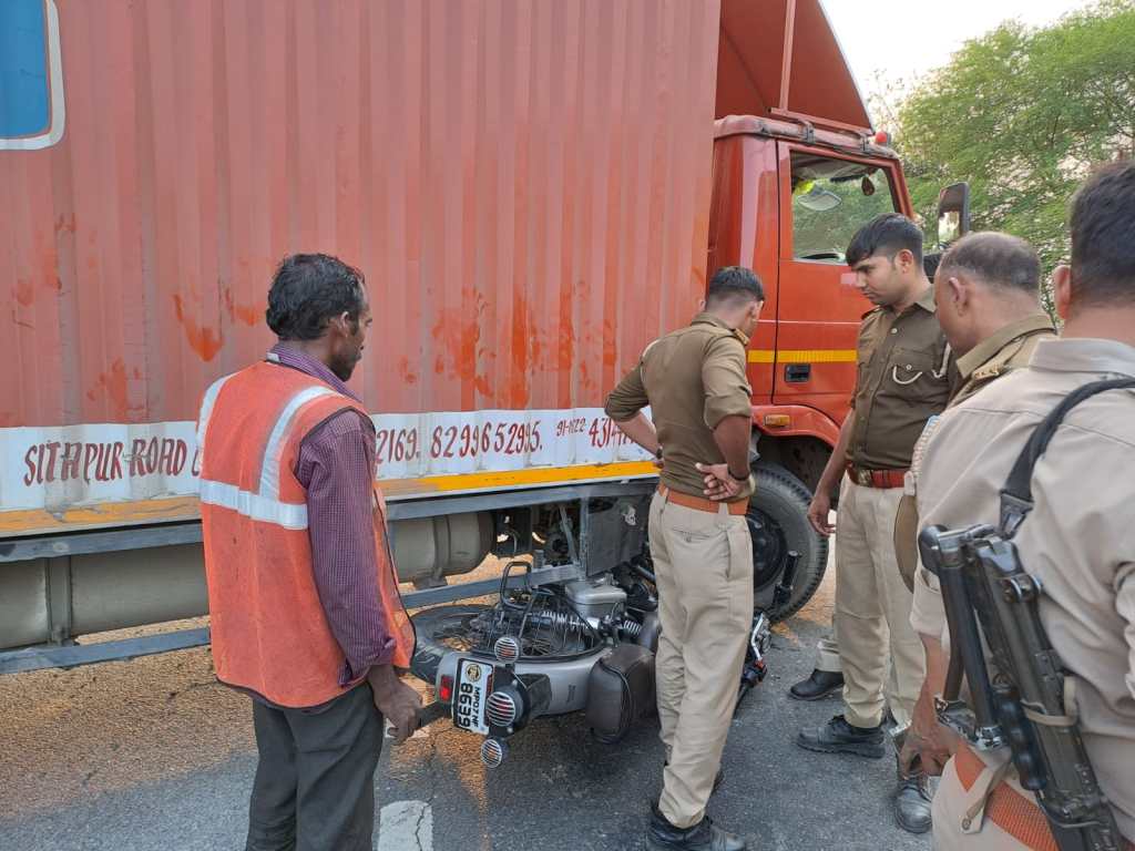 आटा क्षेत्र में हाईवे पर डीसीएम से टकराई बाइक, दो युवक गम्भीर&nbsp;घायल