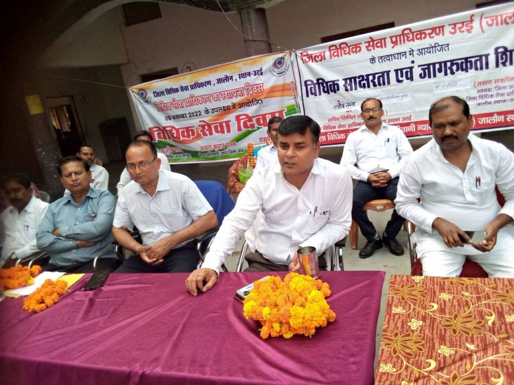 बालिकाआंे की गोष्ठी में हेल्पलाइन नम्बर, कानूनों और कल्याण योजनाओं के बारे में कराया&nbsp;अवगत