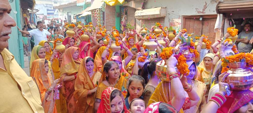 श्रीमदभागवत यज्ञ की कलश यात्रा में विभोर श्रद्धालु&nbsp;झूमे