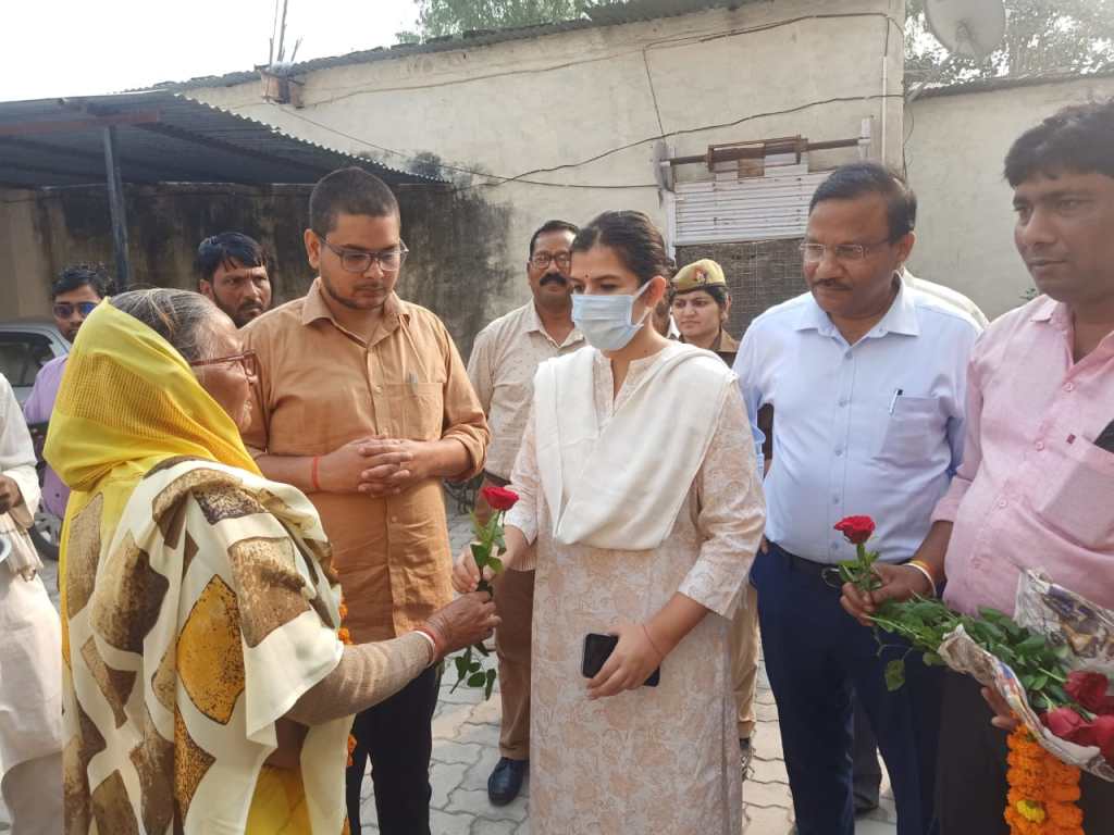 वृद्धा आश्रम के 34 बुजुर्गो की टोली को तिलक और फूलमाला पहनाकर रवाना करने खुद पहुंची जिलाधिकारी, अपनों के तिरस्कार से दुखी बुजुर्गो को जिले के सर्वोच्च अधिकारी से मिला ऐसा स्नेह तो भीगी उनकी&nbsp;आंखें