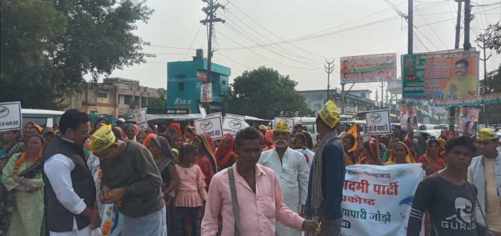 शहर में पार्टी की मजबूत पहचान के लिये आम आदमी के नेताओं ने झाडू थामकर सड़को पर की गांधी गीरी, लोग कौतूहल से देखने के लिये हुये&nbsp;मजबूर