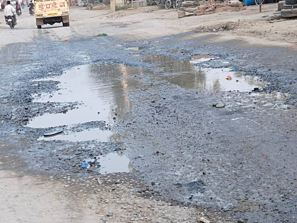 योगी के सड़कों को गड्ढ़ा मुक्त करने की हकीकत जानने के लिए इन मार्गों से गुजरकर&nbsp;दिखायें