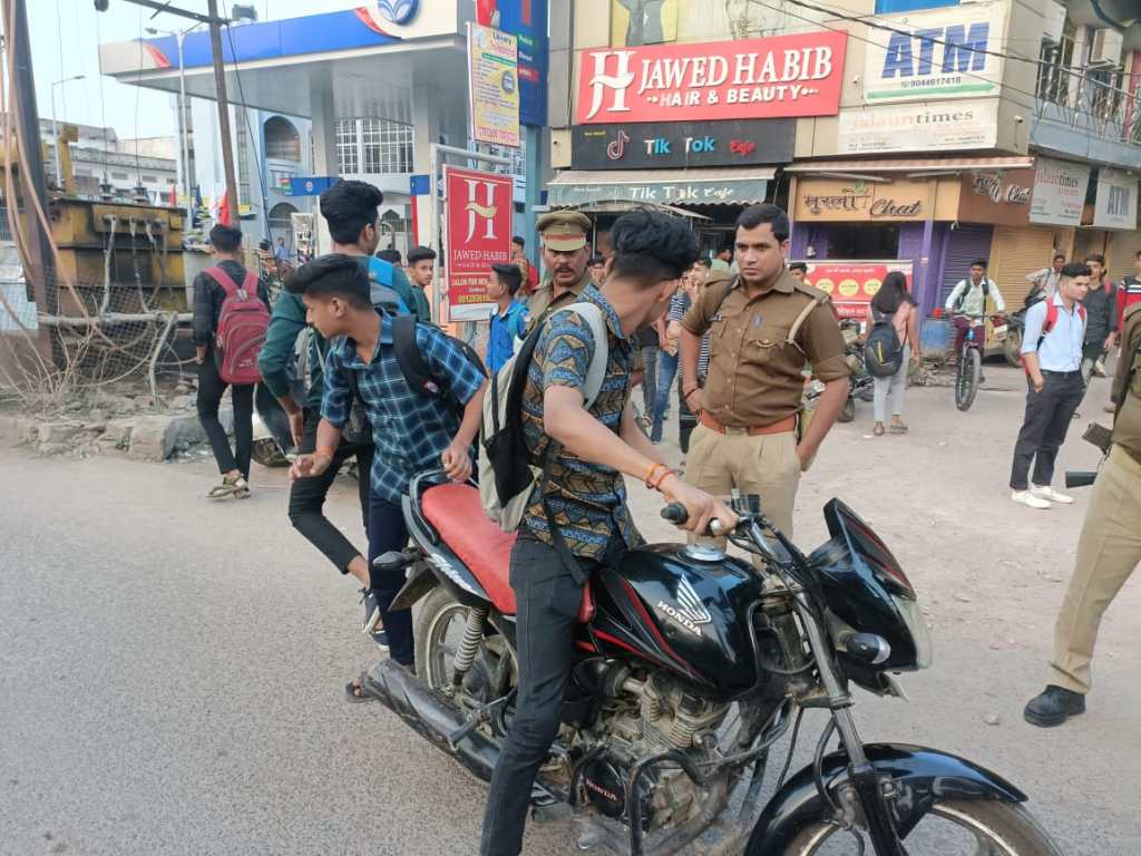 स्टेशन रोड पर कोचिंग छूटने के समय पुलिस की बड़ी चौकसी से शरारतियों के हौंसले&nbsp;पस्त