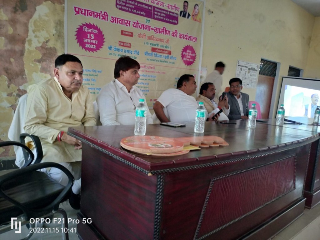 पक्के मकान हासिल करने वाले 52 लाभार्थियों को जिला पंचायत अध्यक्ष अनुरागी ने चाबियाँ सौंपी तो खुशी से चमक उठे उनके&nbsp;चेहरे