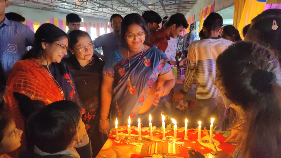 बाल मेले में नन्हे मुन्नों के स्टाल पर बड़ों का उमड़ा जमावड़ा  