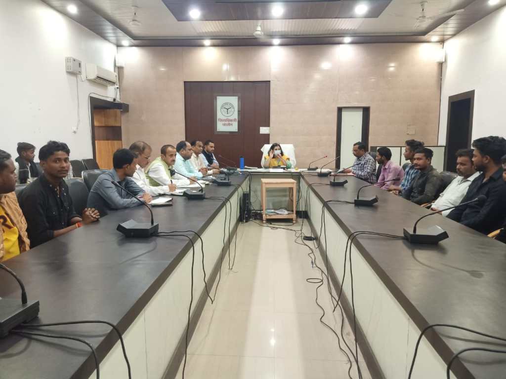 इज्जत और हिफाजत के साथ शहर में मारे – मारे फिर रहे गोवंश को गोशालाओं में पहुचाने के अभियान का श्रीगणेश , 4 वाहनों की हुई&nbsp;व्यवस्था