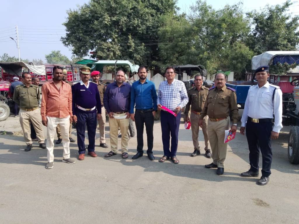 ट्रैक्टर ट्राली वाहनों में लगवाए गए रिफलेक्टर , यातायात माह में दुर्घटनाएं बचाने के लिए हर आवश्यक कदम उठाने को प्रशासन&nbsp;तत्पर