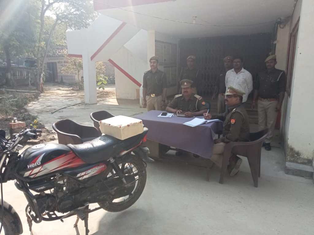 सिरसा कलार में पुलिस ने एक पेटी शराब अवैध रूप से ले जाते हुये मोटर साइकिल सवार को&nbsp;पकडा