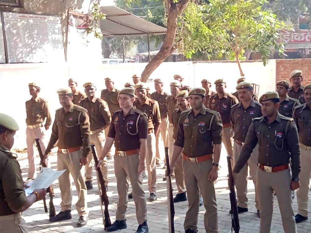 पुलिस झण्डा दिवस पर रामपुरा थाने में परेड के साथ विभाग के फ्लैग को दी गयी&nbsp;सलामी