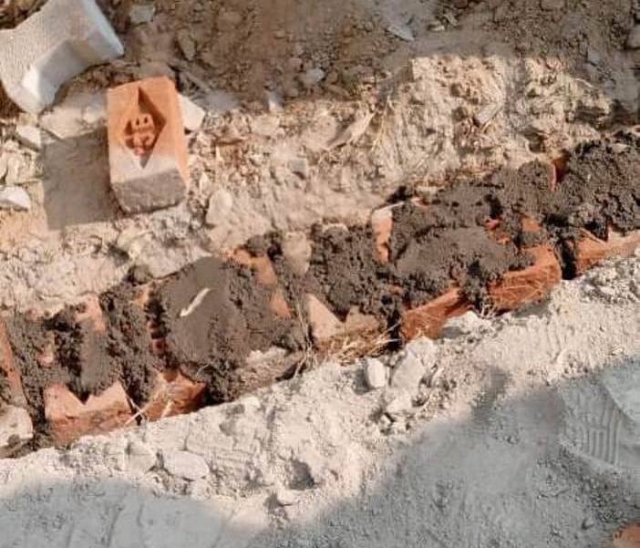 ऊमरी मुस्तकिल के प्रायमरी स्कूल में तीसरे दर्जे के गुम्मे से&nbsp;इंटरलाकिंग