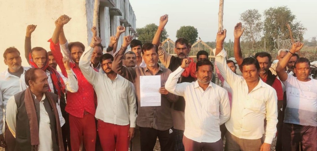 अन्ना जानवरों की समस्या से ग्रामीण परेशान , प्रशासन के पास गाल बजाने के अलावा कोई निदान&nbsp;नहीं