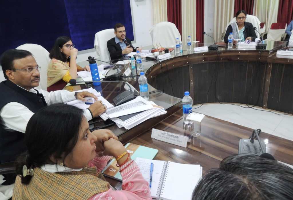 मंत्री समूह के निर्देशों पर अमल के लिये प्रशासन सचेत , रूचि न लेने पर मत्स्य अधिकारी को आयुक्त ने लगाई कडी&nbsp;फटकार