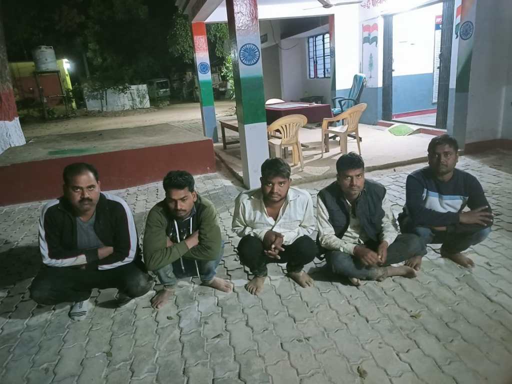थाना पुलिस और एस ओ जी टीम की संयुक्त दबिश , 5 पकडे और 29 हजार नकदी&nbsp;जब्त