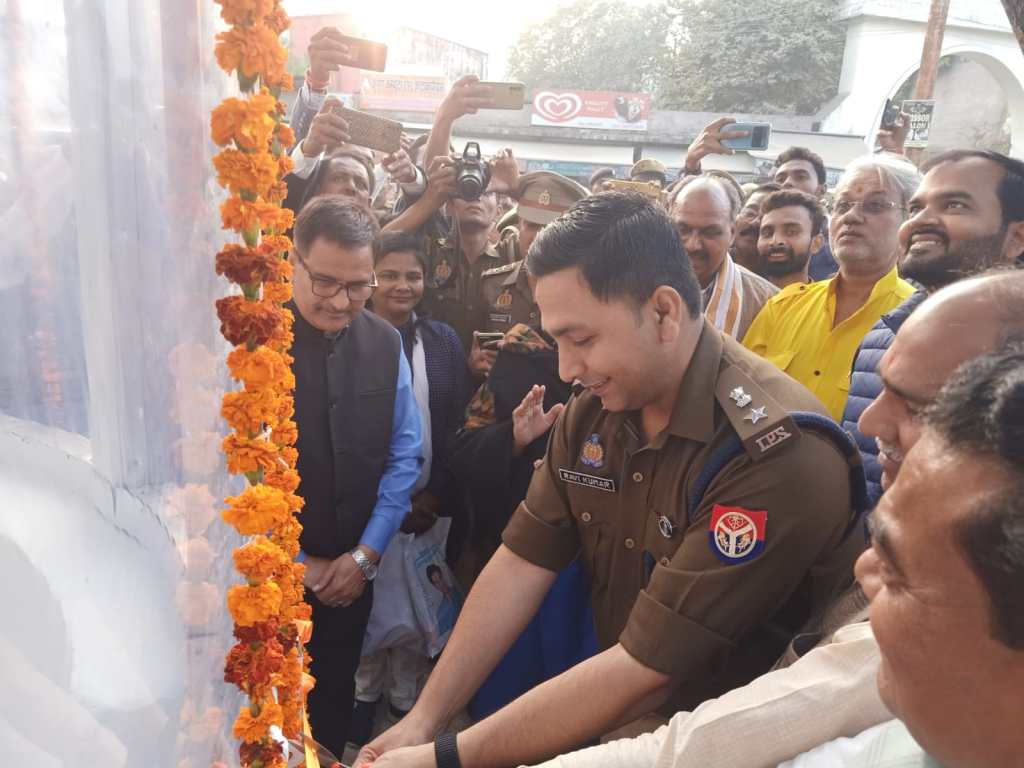 मिशन स्कूल के सामने बनाये गये भव्य चैराहे का लोकार्पण , पास में सडक किनारे बनाये गये आकर्षक यातायात बूथ से स्थान की शोभा और&nbsp;बढी