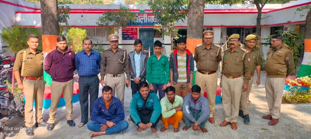 रिहायश क्षेत्र के बाहर ही जुआ दर्शा पा रही है जालौन पुलिस , माधौगढ़ में पुलिस ने कार्रवाई के बाद फिर दोहराया यही&nbsp;किस्सा