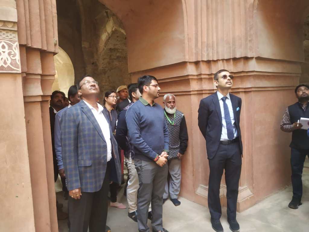 कालपी के संरक्षित स्मारकों को देख रोमांचित हुये मण्डलायुक्त , सैलानियों का आकर्षण बढाने के लिये और संवारने हेतु दिये&nbsp;टिप्स