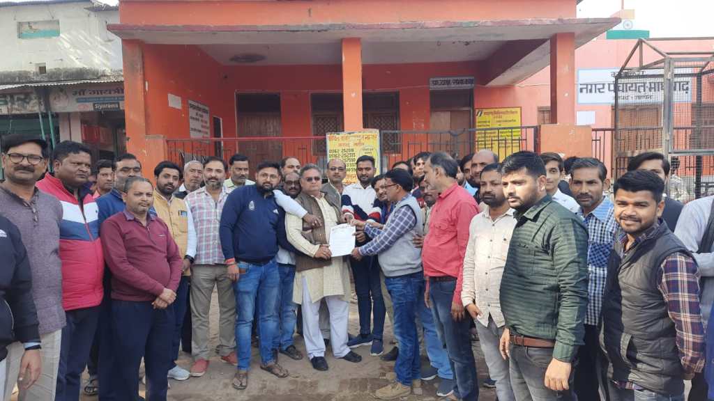 जीएसटी छापों को लेकर व्यापारियों ने दिया धरना सौंपा ज्ञापन,जीएसटी सर्वे छापे अबिलम्ब बंद हों – प्रिंस 