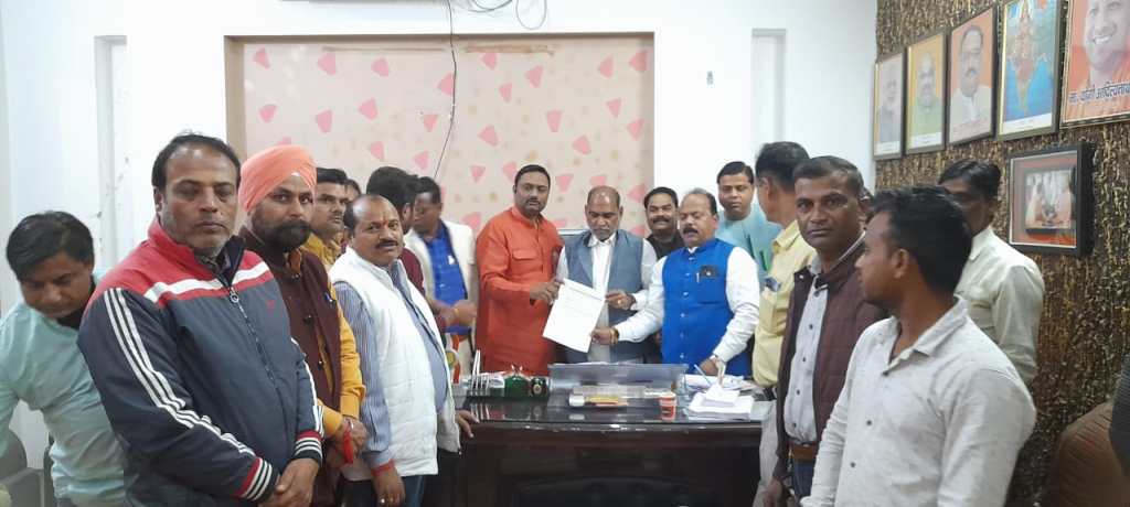 जीएसटी छापों के विरोध में सदर विधायक को&nbsp;ज्ञापन