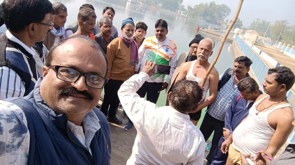 बांदा में अशोक त्रिपाठी के नेतृत्व में दूसरे रविवार को फिर शंकर सरोवर की सफाई के लिये दूने जोश से&nbsp;श्रमदान