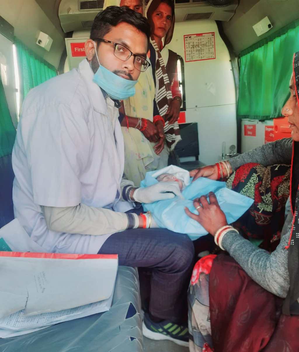 एम्बूलेंस में ही हो गया बच्चा , स्टाफ ने जच्चा बच्चा को नहीं होने दिया कोई&nbsp;खतरा