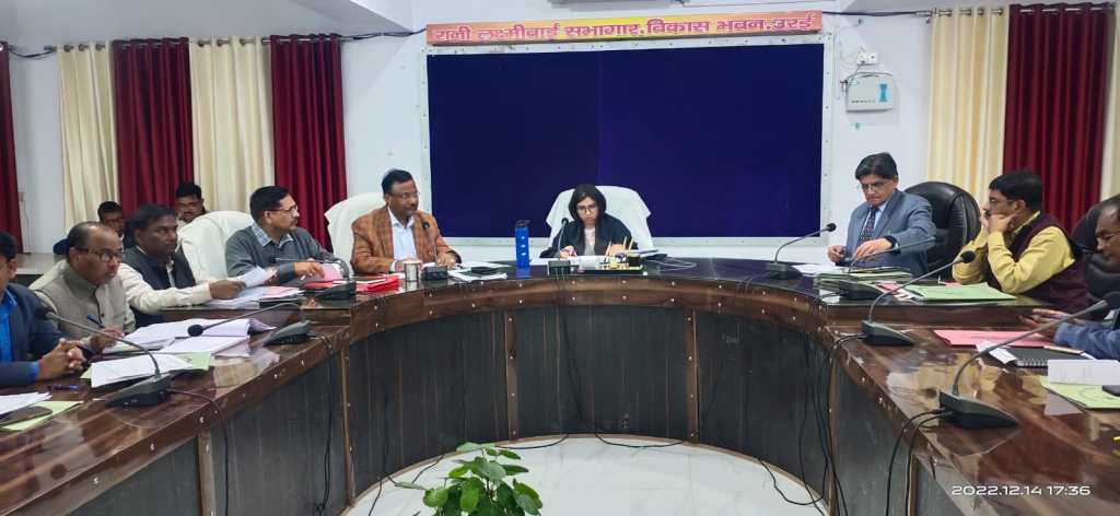 मार्च सिर पर देख अधिकारी हुये सचेत, जिलाधिकारी ने प्राथमिकता के कार्यो की आयोजित की समीक्षा&nbsp;बैठक