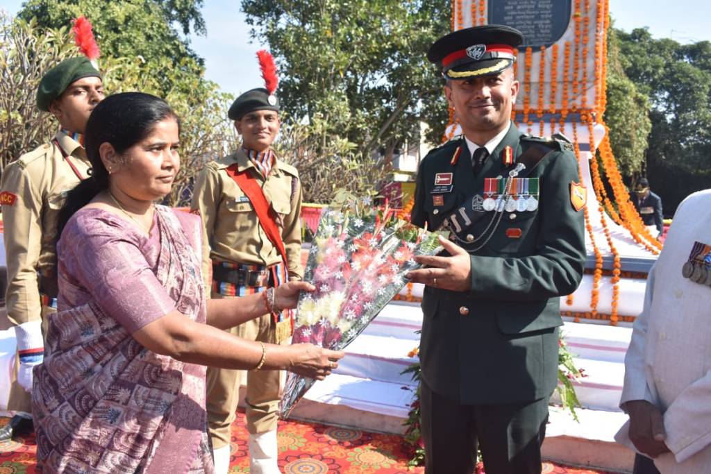 विजय दिवस पर हदरूख के शहीद स्मारक पर भव्य आयोजन, शहीदों की धर्मपत्नियों के सम्मान में उपस्थितों की नम हुई&nbsp;आंखें