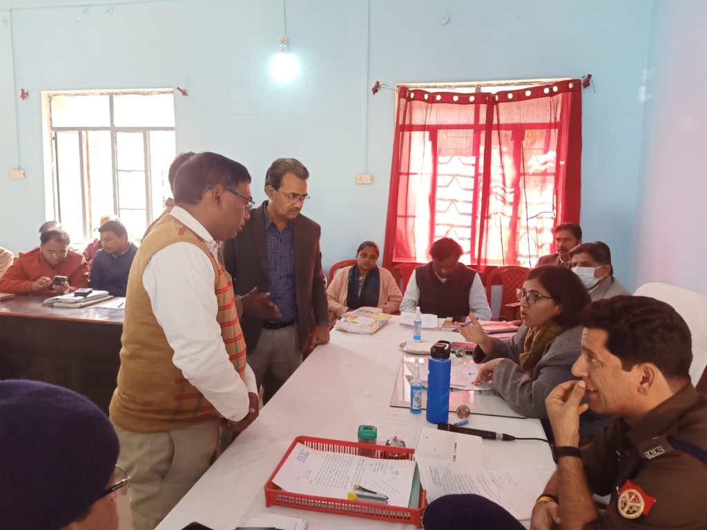 जिलाधिकारी के व्यवहार से क्यों अचकचा गए फरियादी , डी एम् ने ऐसा क्या किया जिसकी कल्पना सपने में भी उनको नहीं&nbsp;थी