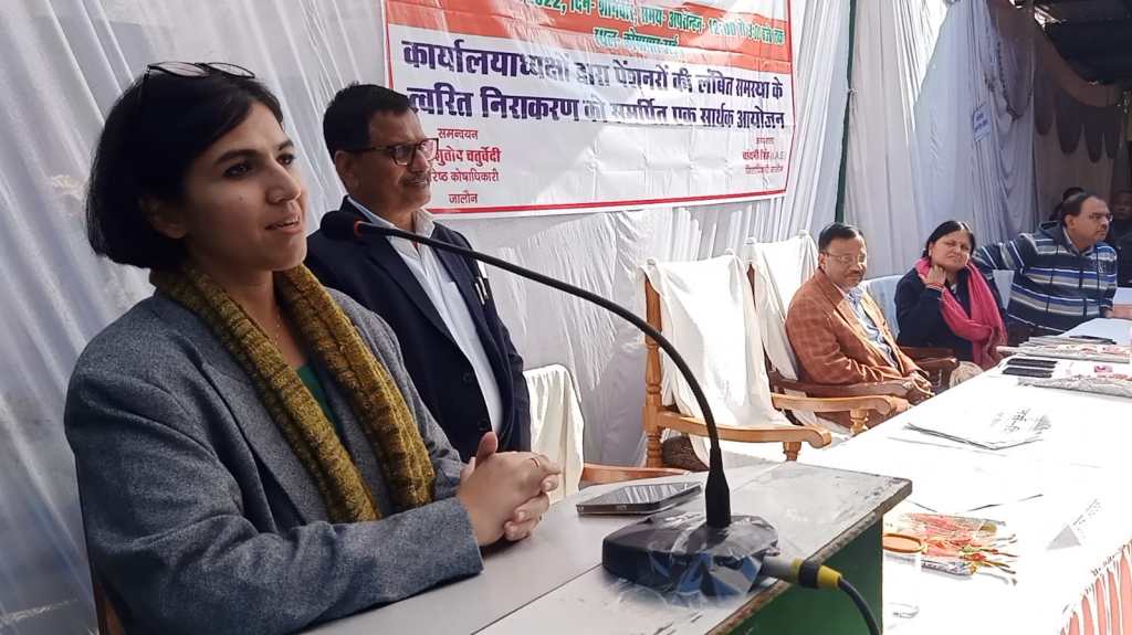 पेंशनर्स को जिला प्रशासन की हमदर्दी से जिलाधिकारी ने किया&nbsp;आश्वस्त