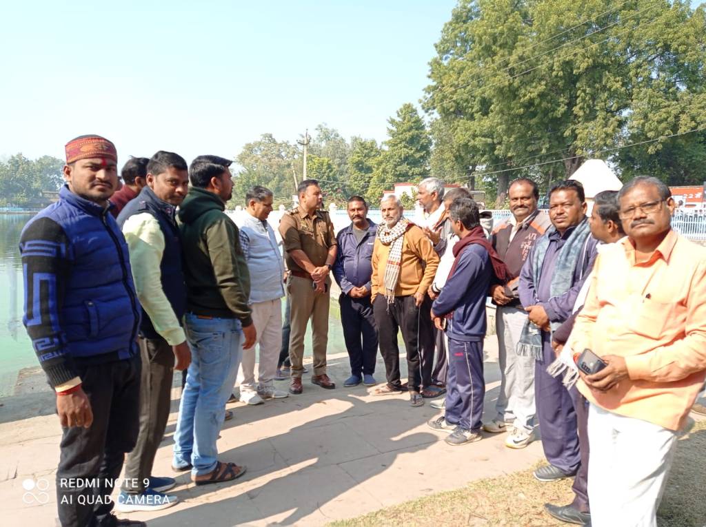 समाज सेवियों ने वर्तमान रविवार को भी शंकर सरोवर की सफाई के लिये बहाया&nbsp;पसीना