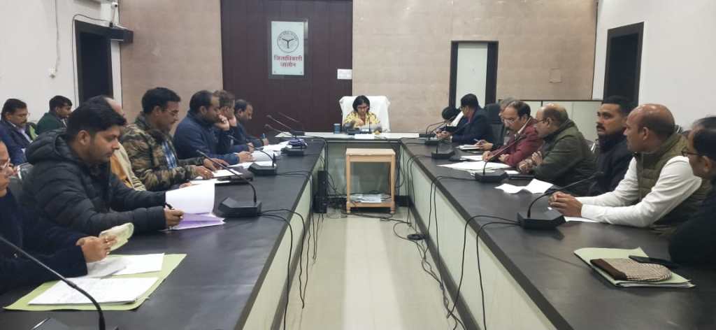 वसूली से जुडे विभागों को ढिलाई के चलते डीएम की कडी&nbsp;फटकार