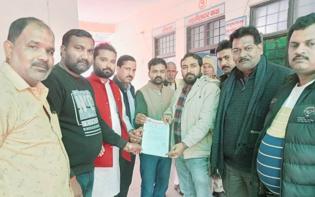 अलाव लगवाने के लिए भाजपाइयों ने सौंपा&nbsp;ज्ञापन