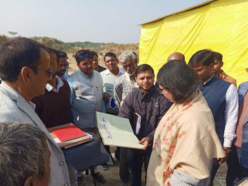 दूरवर्ती गांवो तक लोगो को प्रशासन की सेवाओं का एहसास कराने के लिये डीएम ने छेडा अभियान, दूरवर्ती ऊंचा गांव में लगायी&nbsp;चौपाल