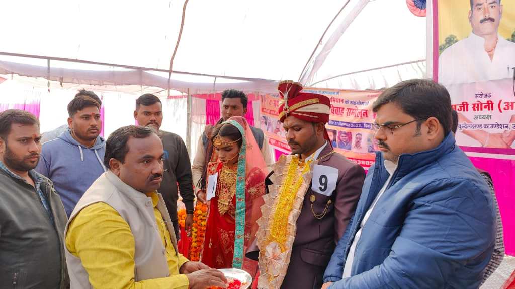 सामूहिक विवाह कार्यक्रमों से दहेज प्रथा को रोकने में मिलेगी मदद , जोल्हूपुर में 51 जोडो को आशीर्वाद देने पहुंचे&nbsp;अनुरागी