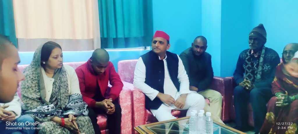 अखिलेश ने सुरेन्द्र मौखरी के आवास पर जाकर उनके परिजनों को दी सांत्वना , इन्द्रजीत सिंह के भी घर जाकर पूंछी&nbsp;कुशलक्षेम