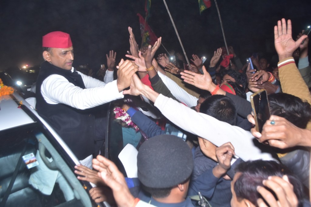 सुदूर देहात तक अखिलेश ने कार्यकर्ताओं का मनोबल बढाया , गर्मजोशी से&nbsp;स्वागत