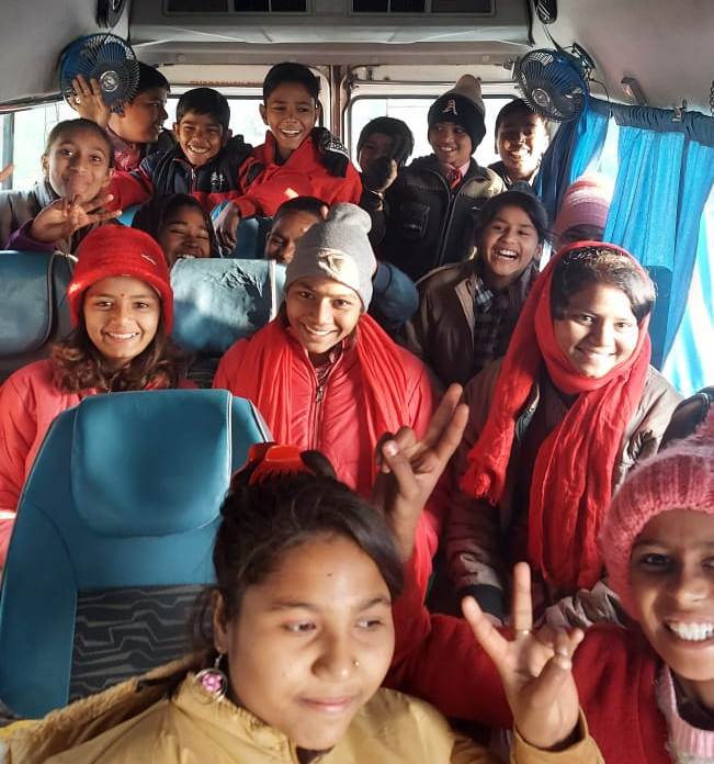 प्राइमरी के बच्चों को प्रत्यक्ष ज्ञान समृद्ध करने के लिये शैक्षणिक टूर पर&nbsp;भेजा