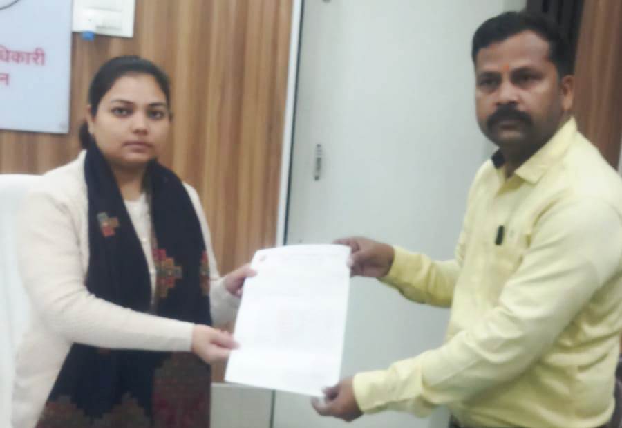 चोरियां रोकने के लिए सी सी टी वी लगवाने के लिए सौंपा&nbsp;ज्ञापन