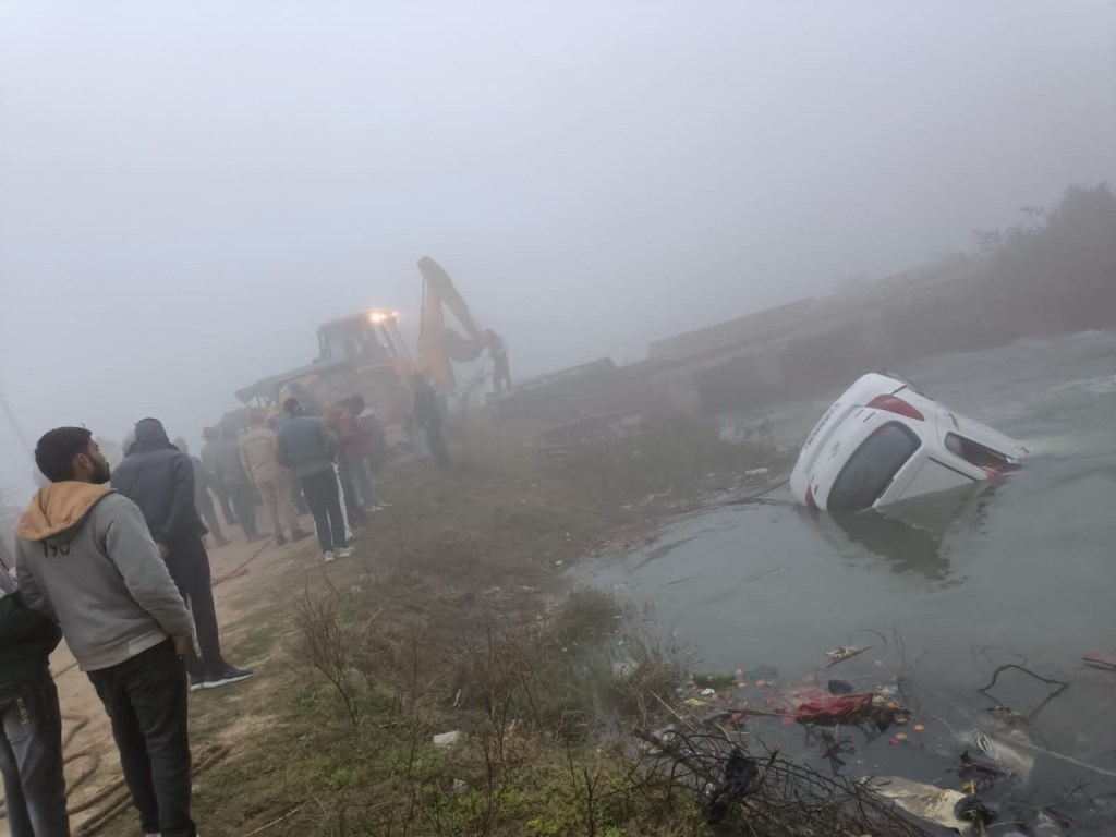 घने कोहरे के कारण बम्बा में जा गिरी कार , युवक की मौत , ड्राइवर ने तैर कर बचाई&nbsp;जान