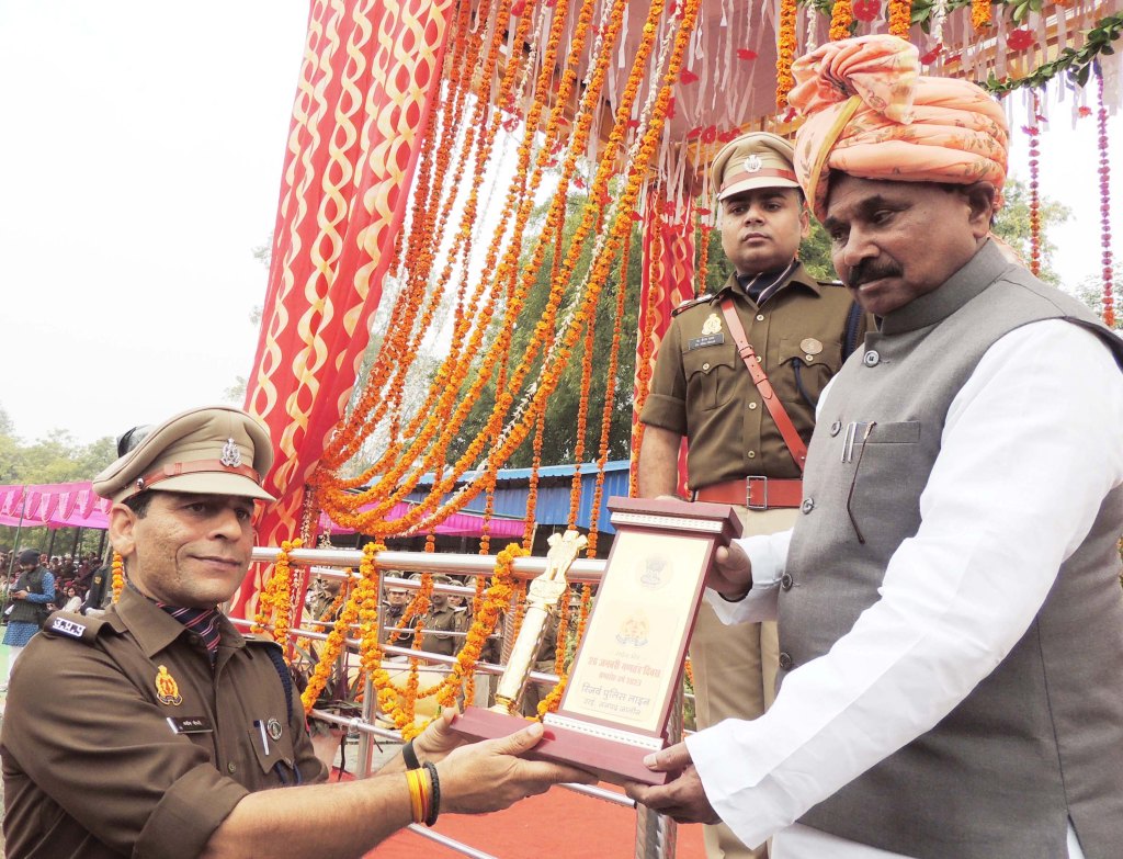 कडाके की सर्दी और भींगते मौसम के बाबजूद जोश खरोश से मनाया गया गणतंत्र दिवस&nbsp;समारोह