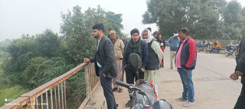 पूजा के फूल सिराने गया ग्रामीण नून नदी की जल धारा में समाकर लापता, मौके पर पहुंचे अधिकारियों ने तलशवाने के लिये गोताखोर नदी में&nbsp;उतारे