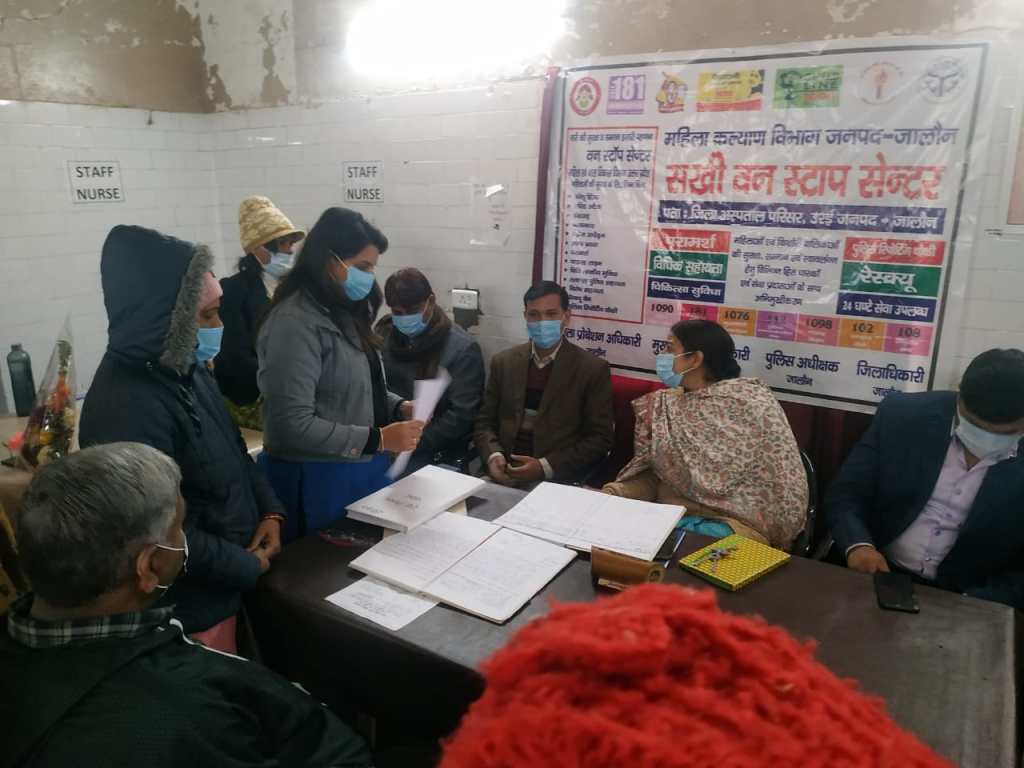 आगनवाडी केंद्र के गेट पर  कुआँ देख बाल संरक्षण आयोग की सदस्य&nbsp;भड़कीं