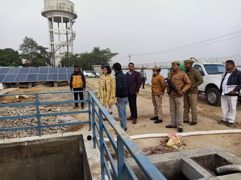 शहर के सेप्टिक टैंको के स्लज को ट्रीट करने के लिए मेडिकल कालेज के पीछे बन रहा प्लांट , जिलाधिकारी ने किया&nbsp;अवलोकन