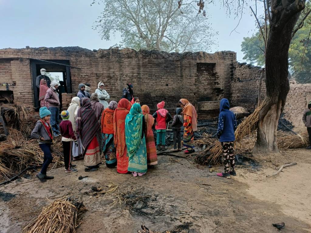 पशुबाडे मंे आग लगने से दलित ग्रामीण की कीमती भैंस जल&nbsp;मरी