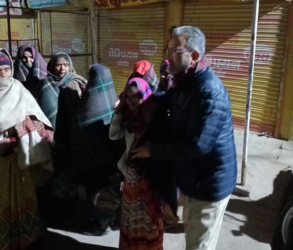 नया पाठकपुरा मंे बुजुर्ग महिलाओं को अधिकारियों ने बांटे&nbsp;कम्बल