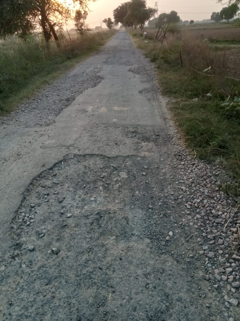 भारी लागत खर्च करके बनाया गया रोड एक साल में ही&nbsp;उखडा